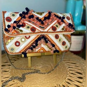 Multicolored casual crossbody, pair with a pair of jeans and your ready to go!